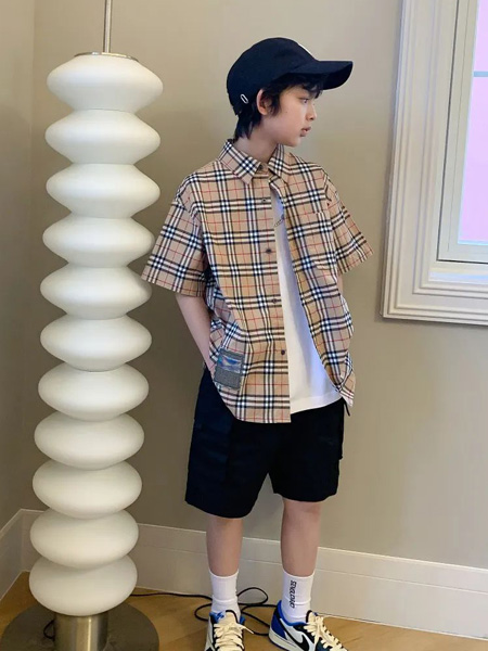 越也童装品牌2022夏季韩版学院风格纹宽松衬衫